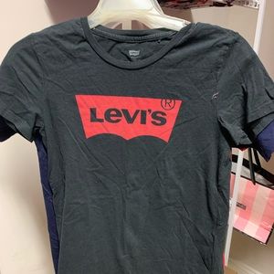 levi’s tee
